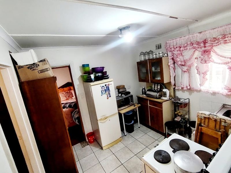 2 Bedroom house in Highway Gardens,  Amalinda  - Photo 5