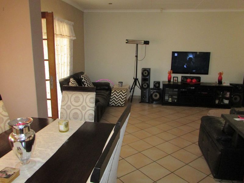 Neat home in Waterkant Estate - Photo 6
