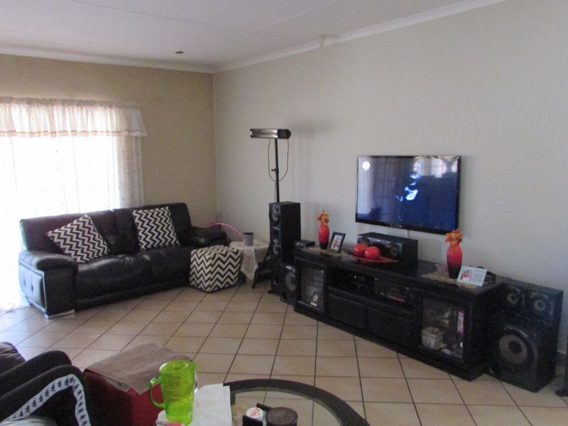 Neat home in Waterkant Estate - Photo 7