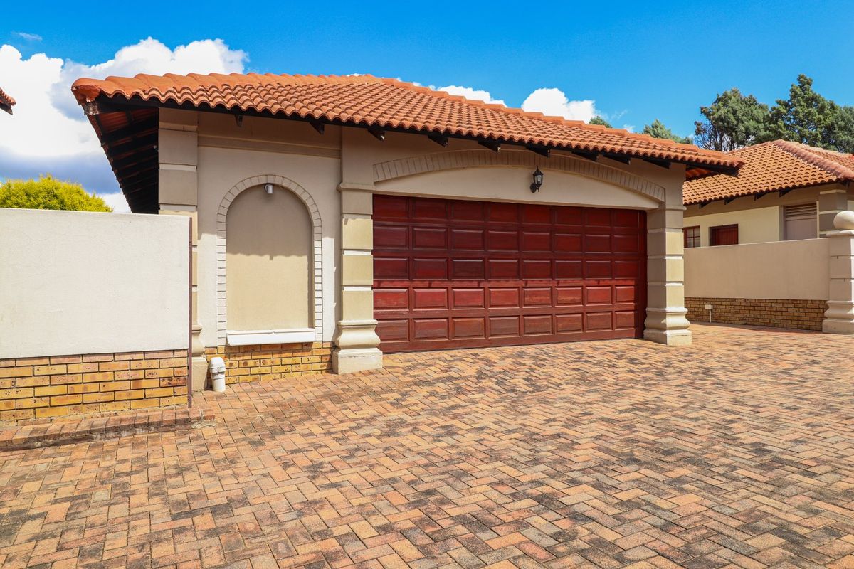 Full Title Townhouse! - Photo 2