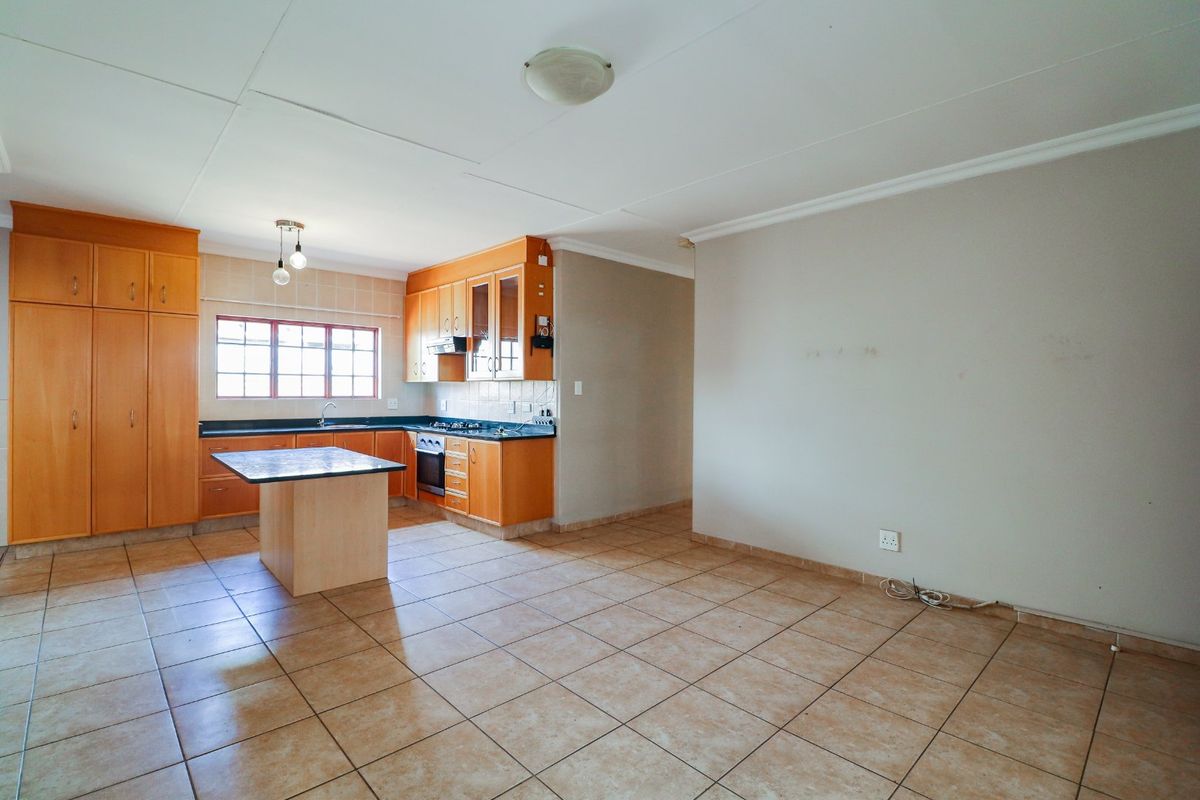 Full Title Townhouse! - Photo 4