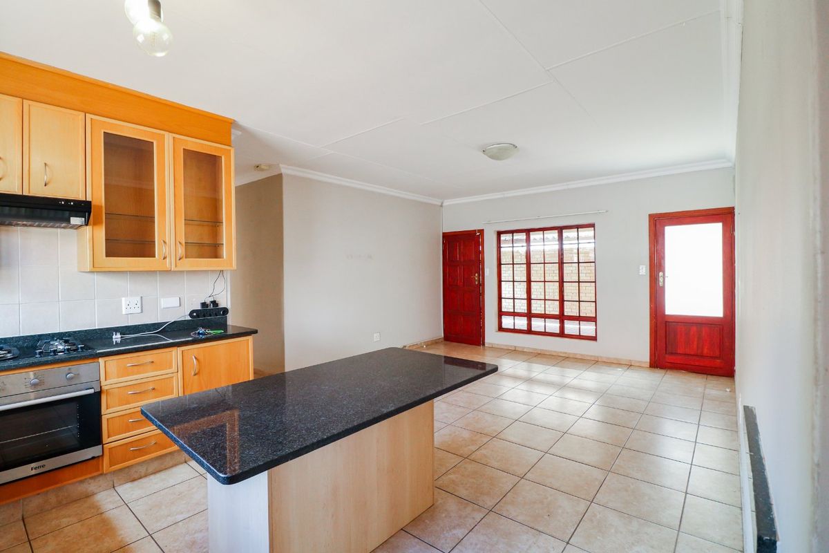 Full Title Townhouse! - Photo 3