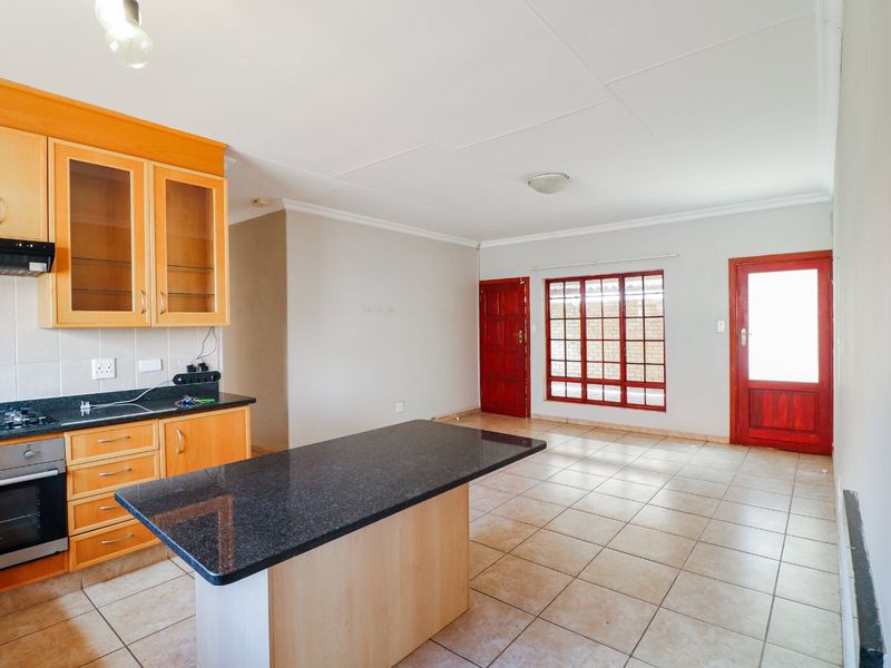 Full Title Townhouse! - Photo 3