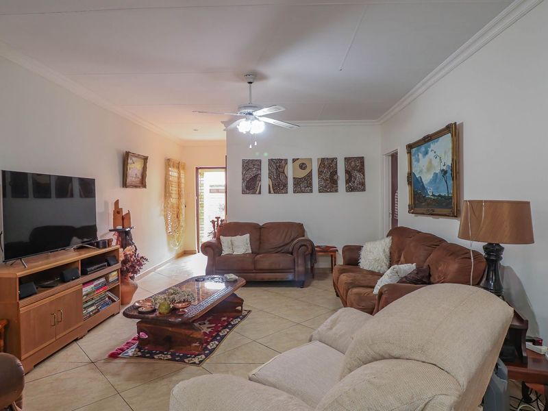 FULL TITLE – 3 BEDROOM TOWNHOUSE IN SECURE COMPLEX - Photo 7