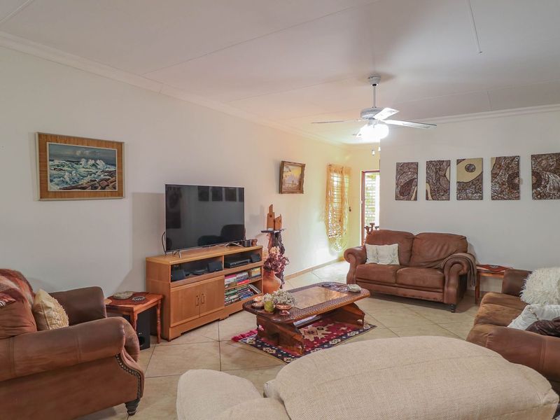 FULL TITLE – 3 BEDROOM TOWNHOUSE IN SECURE COMPLEX - Photo 6