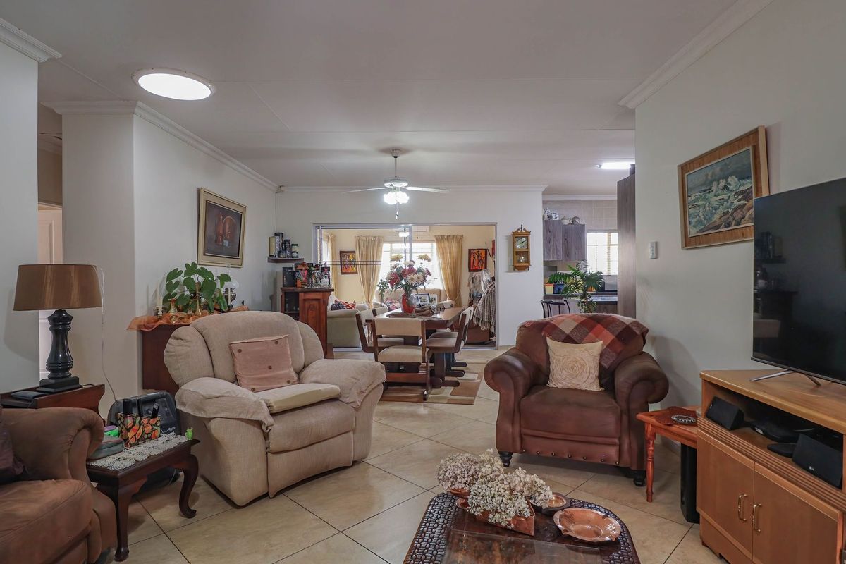 FULL TITLE – 3 BEDROOM TOWNHOUSE IN SECURE COMPLEX - Photo 5