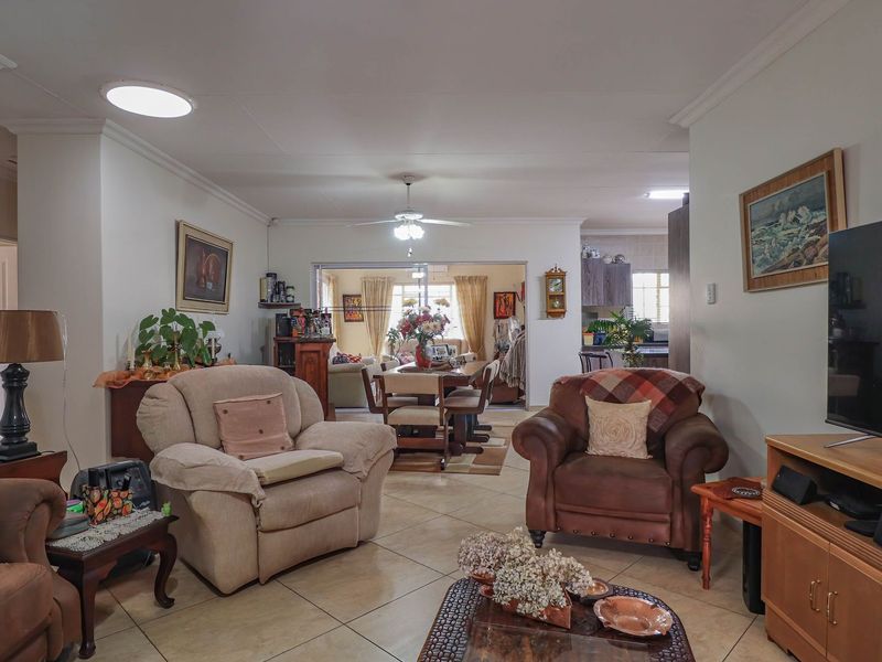 FULL TITLE – 3 BEDROOM TOWNHOUSE IN SECURE COMPLEX - Photo 5