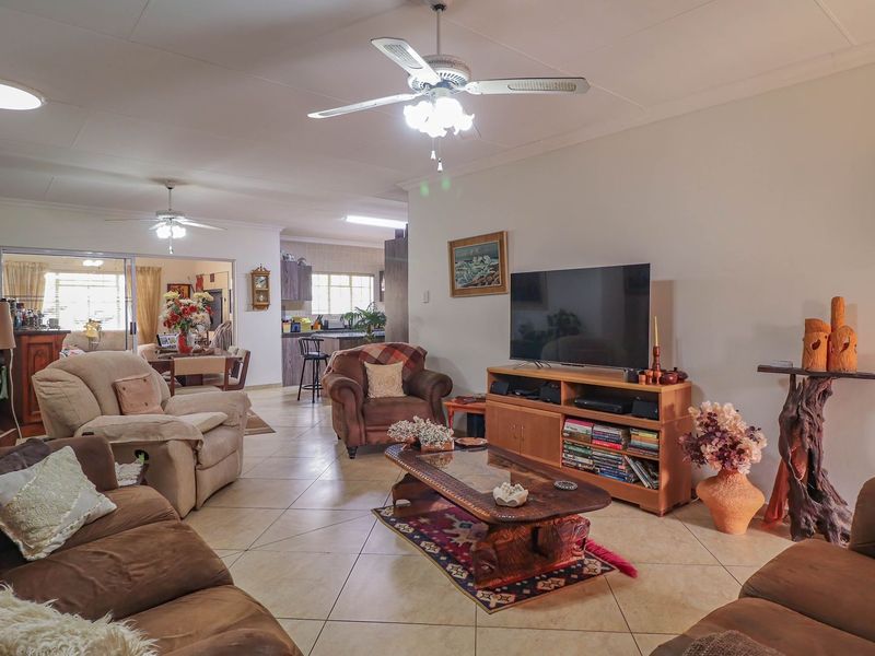 FULL TITLE – 3 BEDROOM TOWNHOUSE IN SECURE COMPLEX - Photo 4