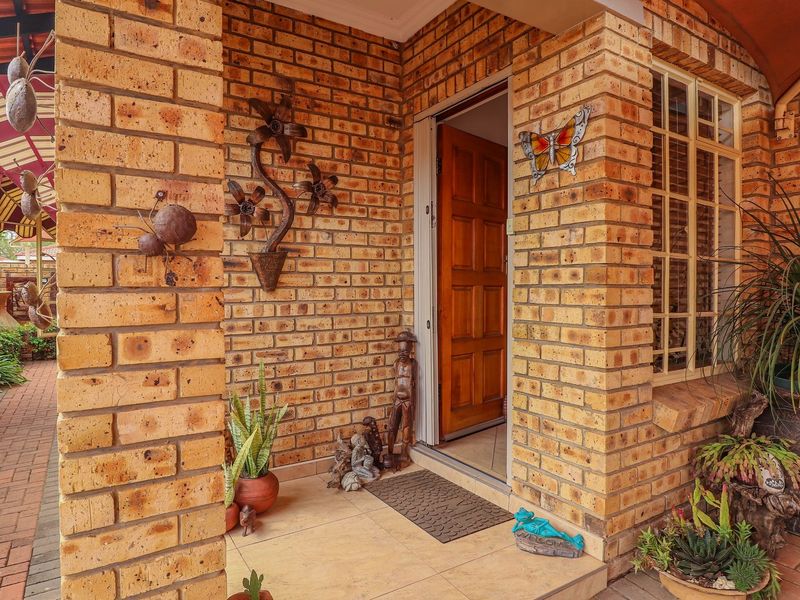 FULL TITLE – 3 BEDROOM TOWNHOUSE IN SECURE COMPLEX - Photo 1
