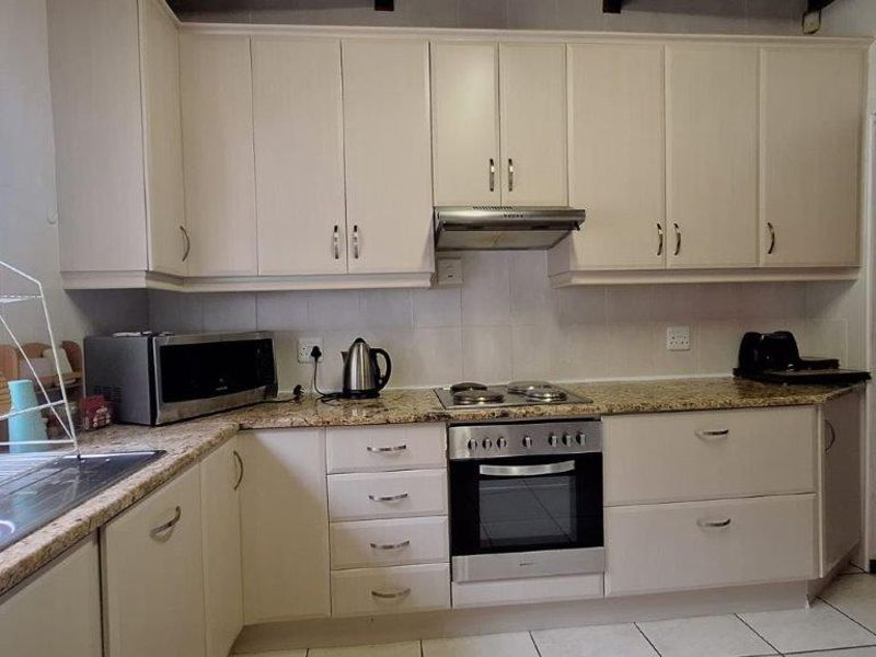 3 Bedroom Home On 4894 m2 ERF! - Photo 10