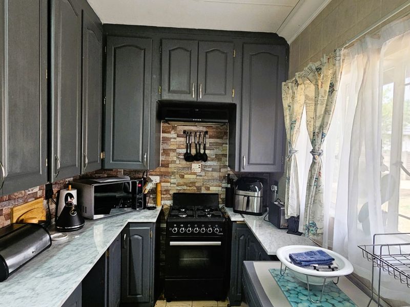 Situated in the heart of sought-after Risiville - Photo 5