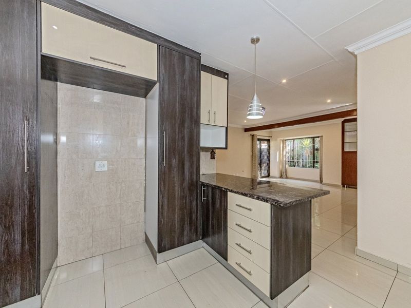 Modern 4-Bed Home in Secure Estate - Photo 4