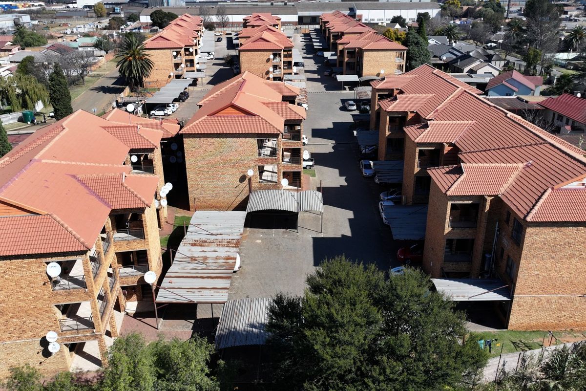 2Bedroom Flat for Sale in Klippoortjie - Photo 4