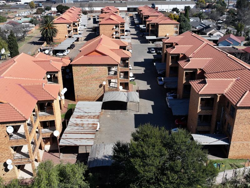 2Bedroom Flat for Sale in Klippoortjie - Photo 4