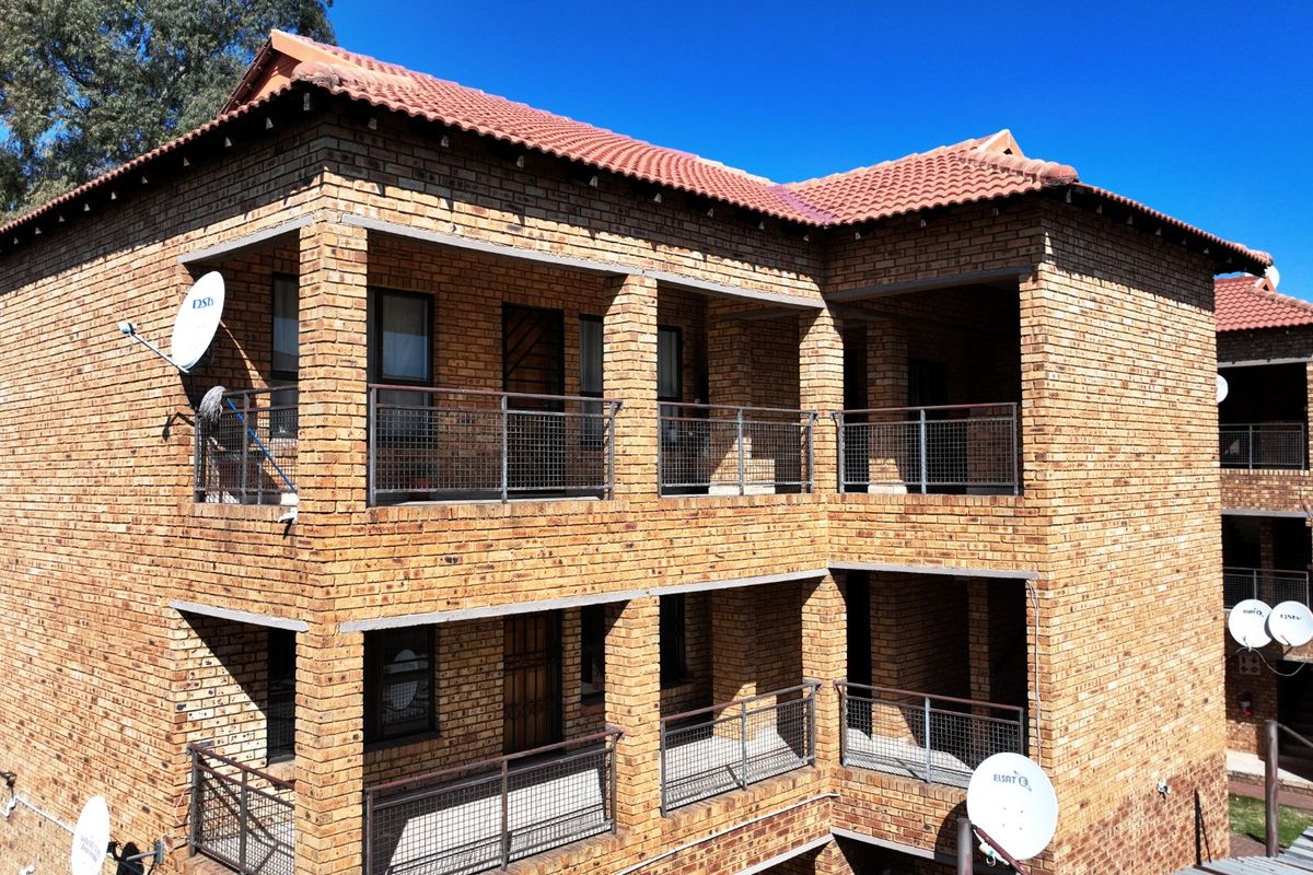 2Bedroom Flat for Sale in Klippoortjie - Photo 3