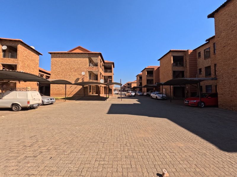 2Bedroom Flat for Sale in Klippoortjie - Photo 6