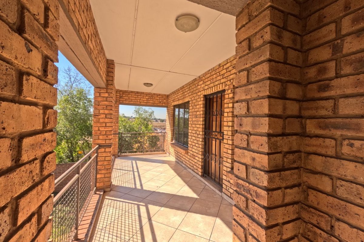 2Bedroom Flat for Sale in Klippoortjie - Photo 2