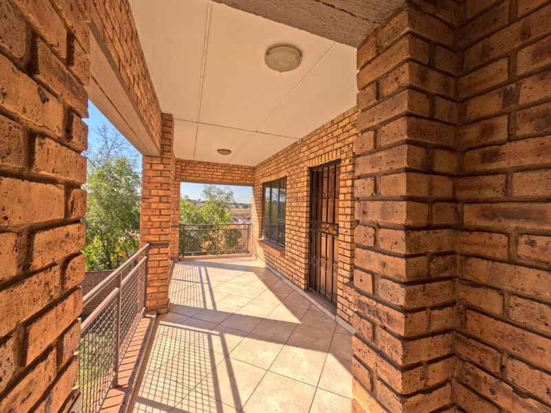2Bedroom Flat for Sale in Klippoortjie - Photo 2