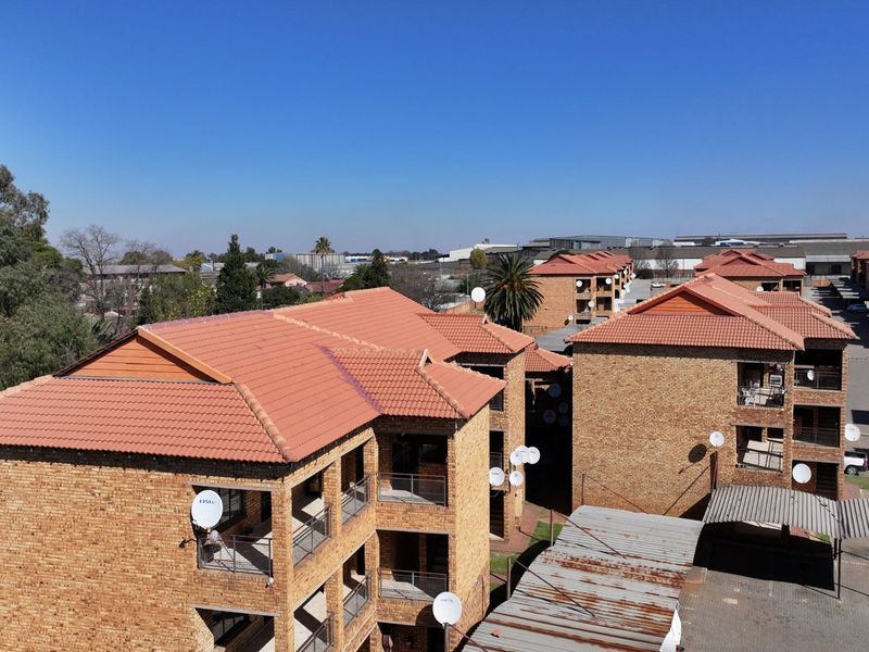 2Bedroom Flat for Sale in Klippoortjie - Photo 5