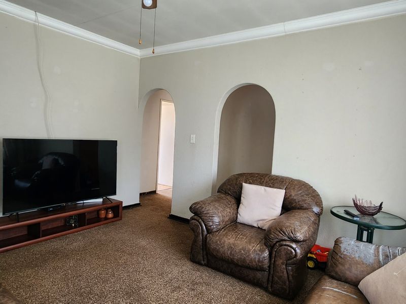Spacious 3Bedroom House for Sale in Klipwater - Photo 10