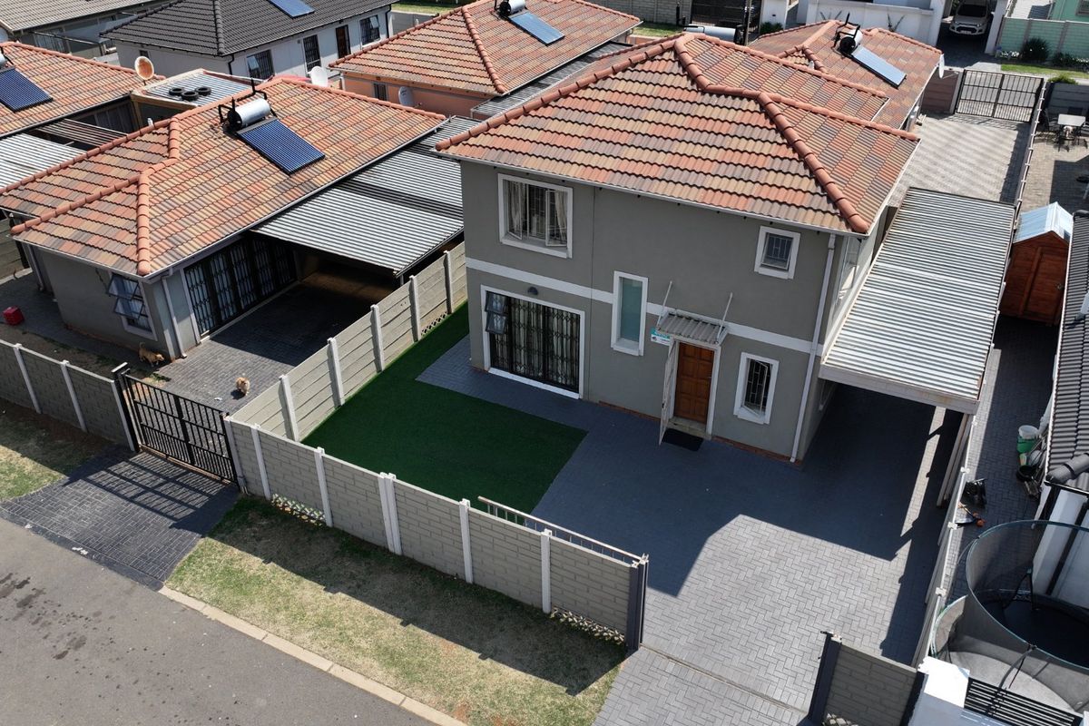 Spacious 3Bedroom House for Sale in Leopards Rest Security Estate - Photo 2