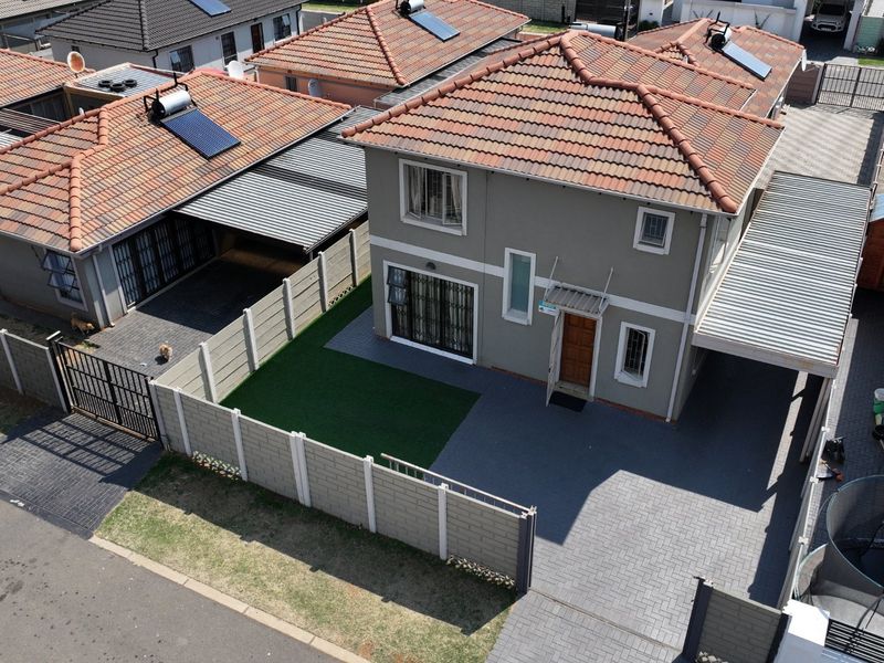 Spacious 3Bedroom House for Sale in Leopards Rest Security Estate - Photo 2