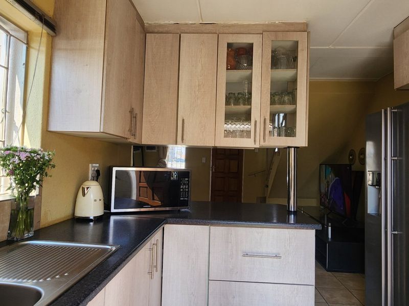 Spacious 3Bedroom House for Sale in Leopards Rest Security Estate - Photo 4