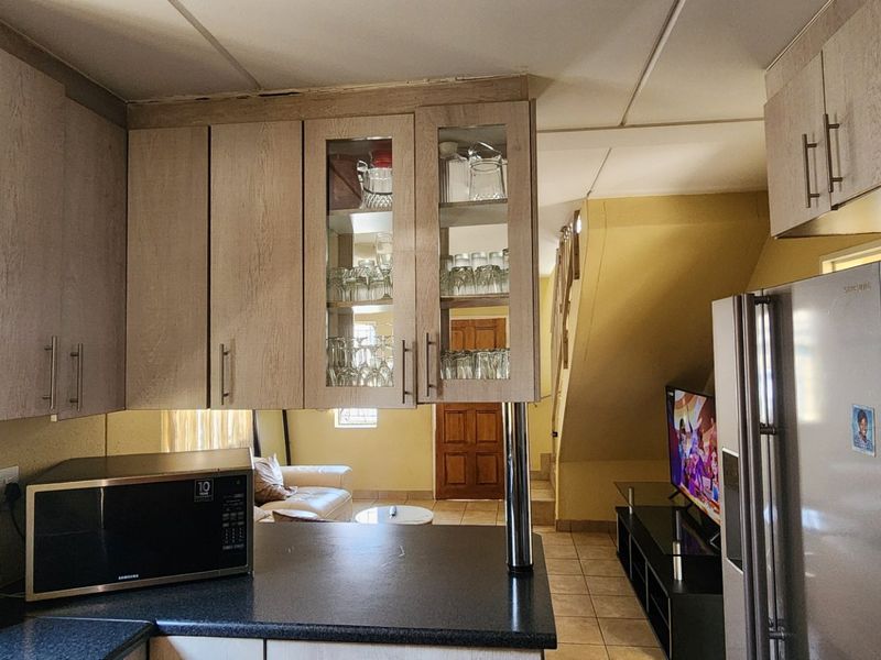 Spacious 3Bedroom House for Sale in Leopards Rest Security Estate - Photo 3