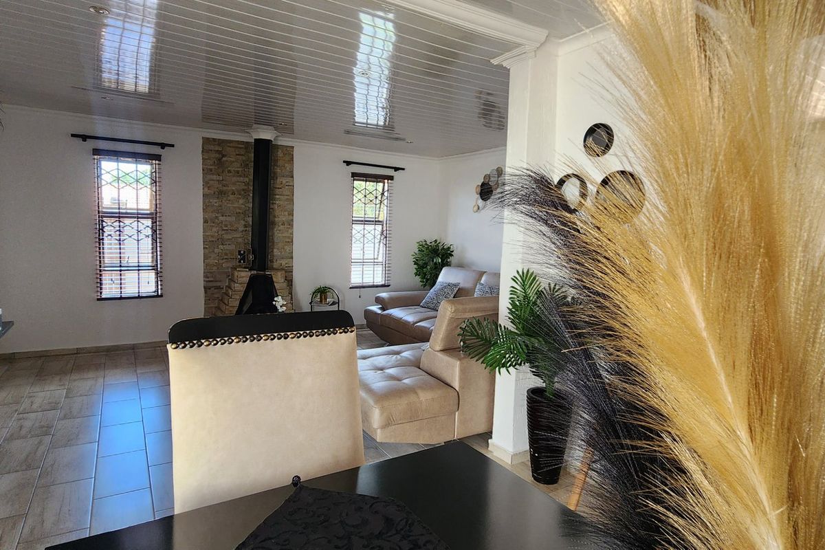 Stunning 3Bedroom House For Sale in Protea Plan - Photo 3