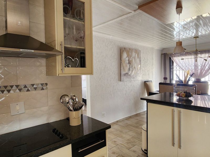 Stunning 3Bedroom House For Sale in Protea Plan - Photo 8