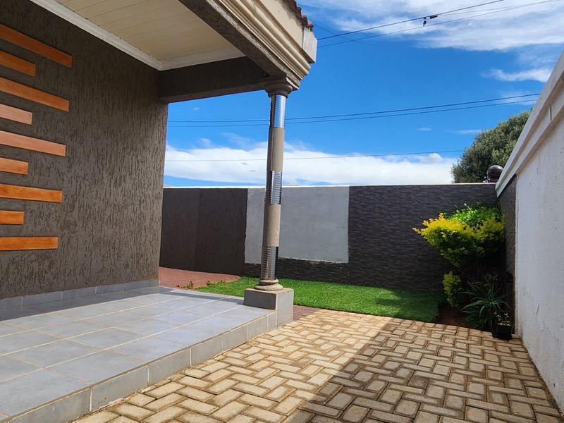 Stunning 3Bedroom House For Sale in Protea Plan - Photo 7