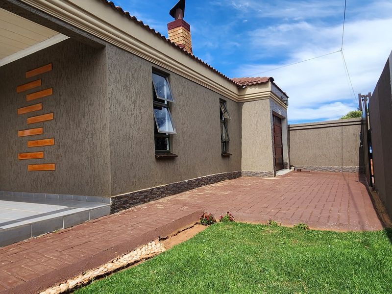 Stunning 3Bedroom House For Sale in Protea Plan - Photo 6