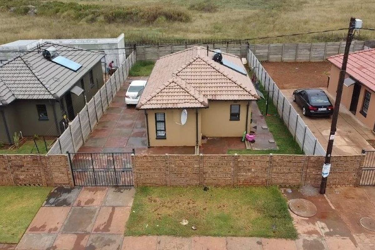 Stunning 3Bedroom House for Sale in Protea Glen - Photo 2