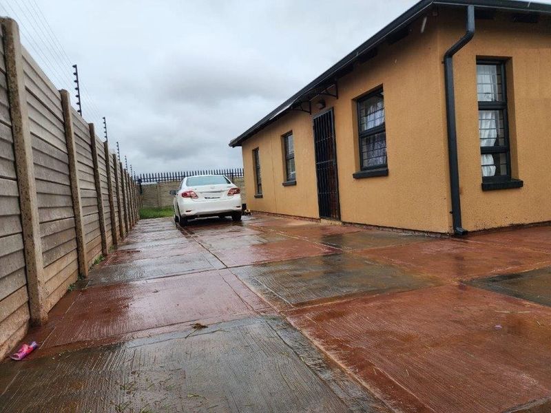 Stunning 3Bedroom House for Sale in Protea Glen - Photo 3