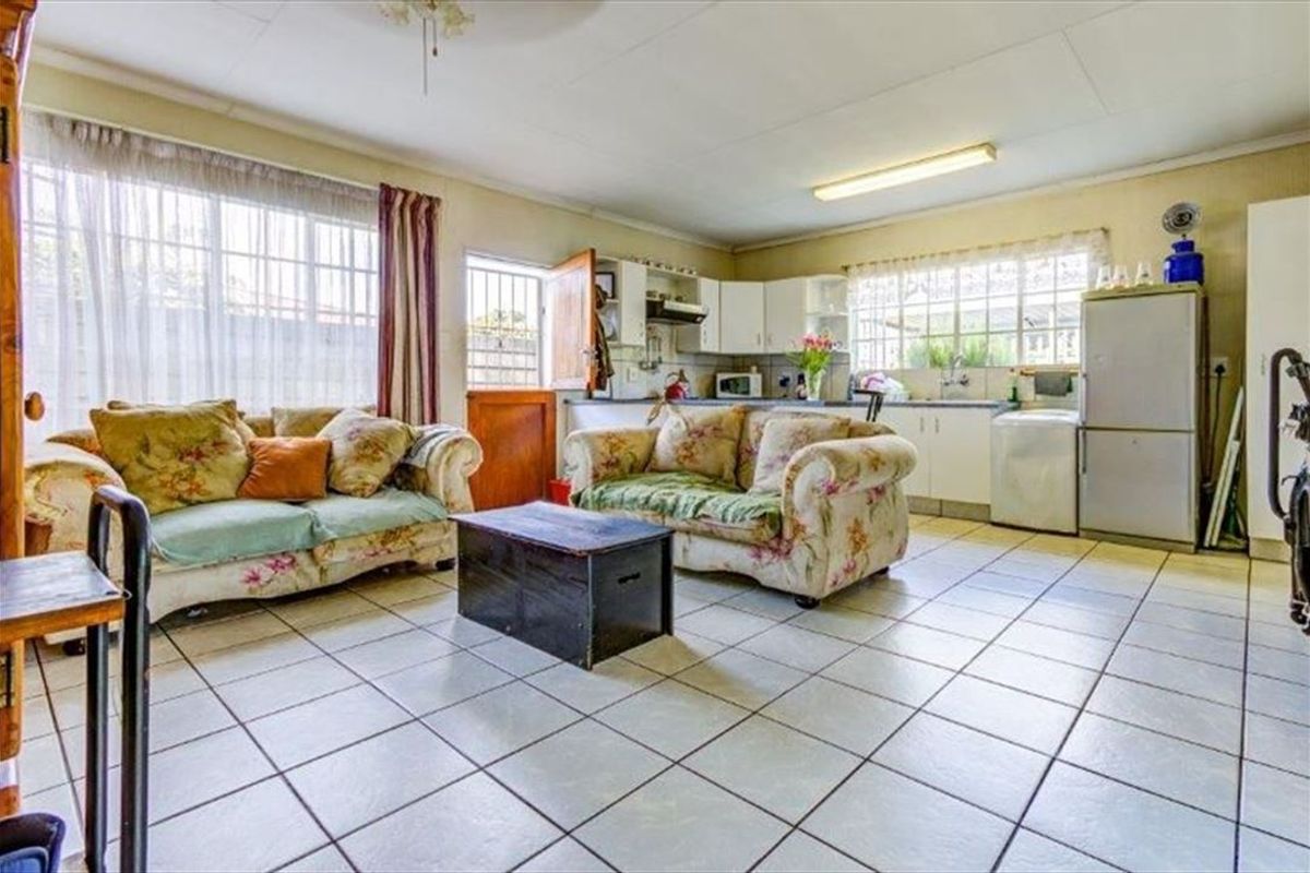 Family Home with Pool and Separate Granny Flat - Photo 2