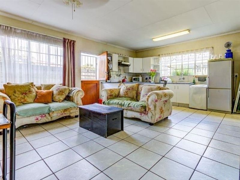 Family Home with Pool and Separate Granny Flat - Photo 2