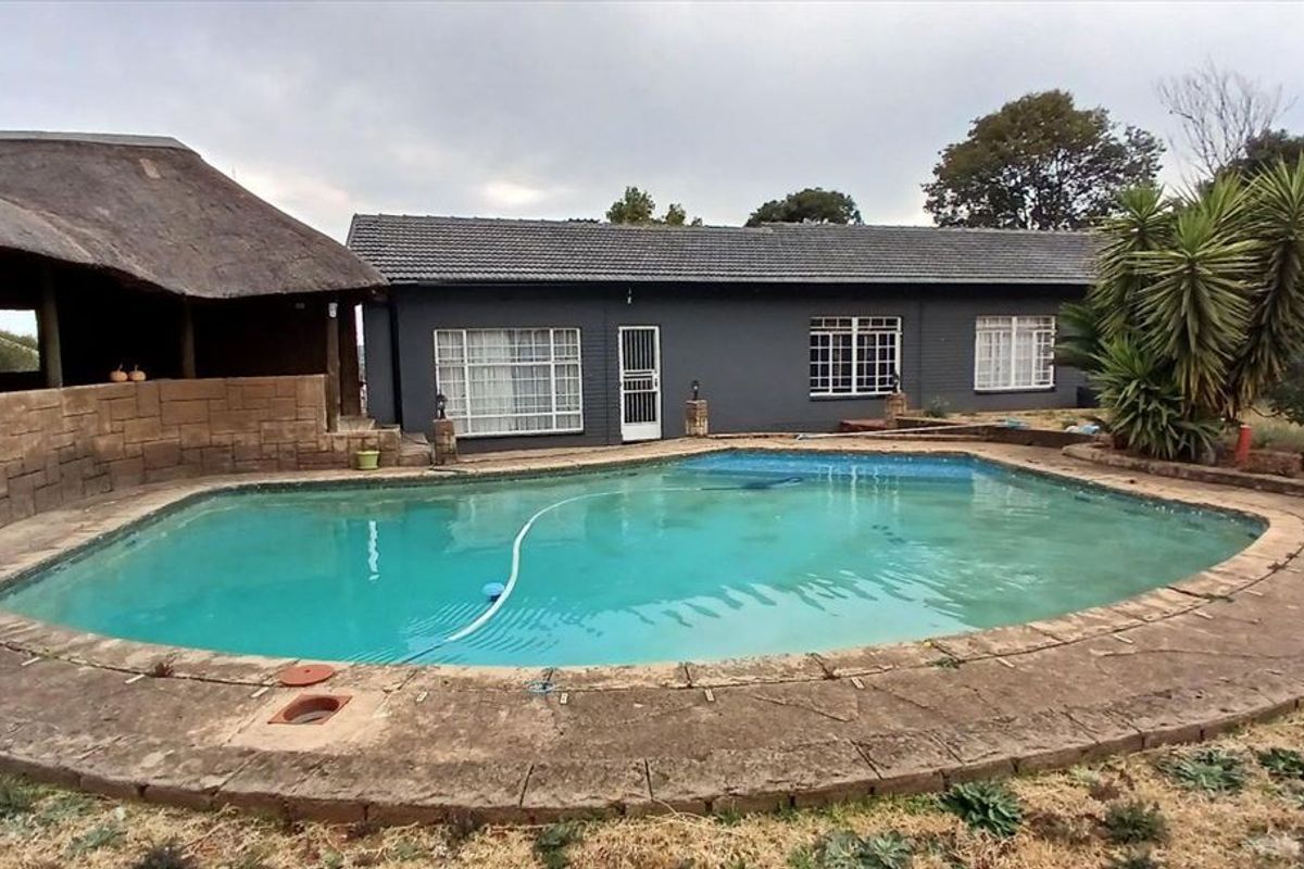 Spacious Family Home with Pool and Staff Quarters - Photo 3