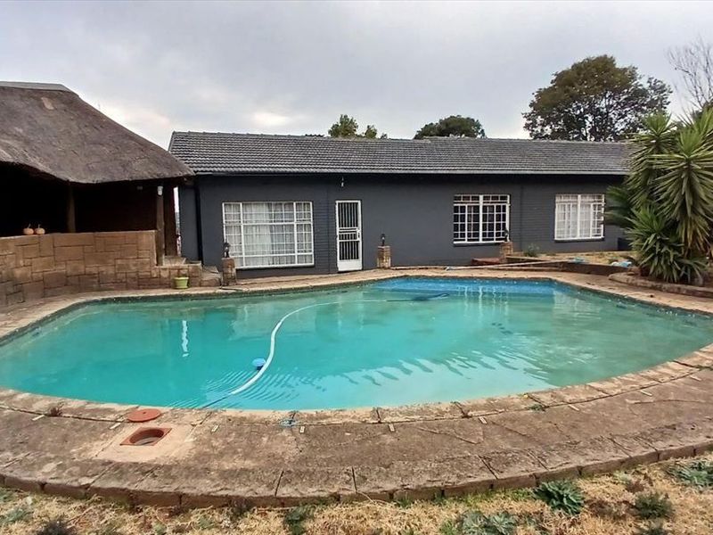 Spacious Family Home with Pool and Staff Quarters - Photo 3