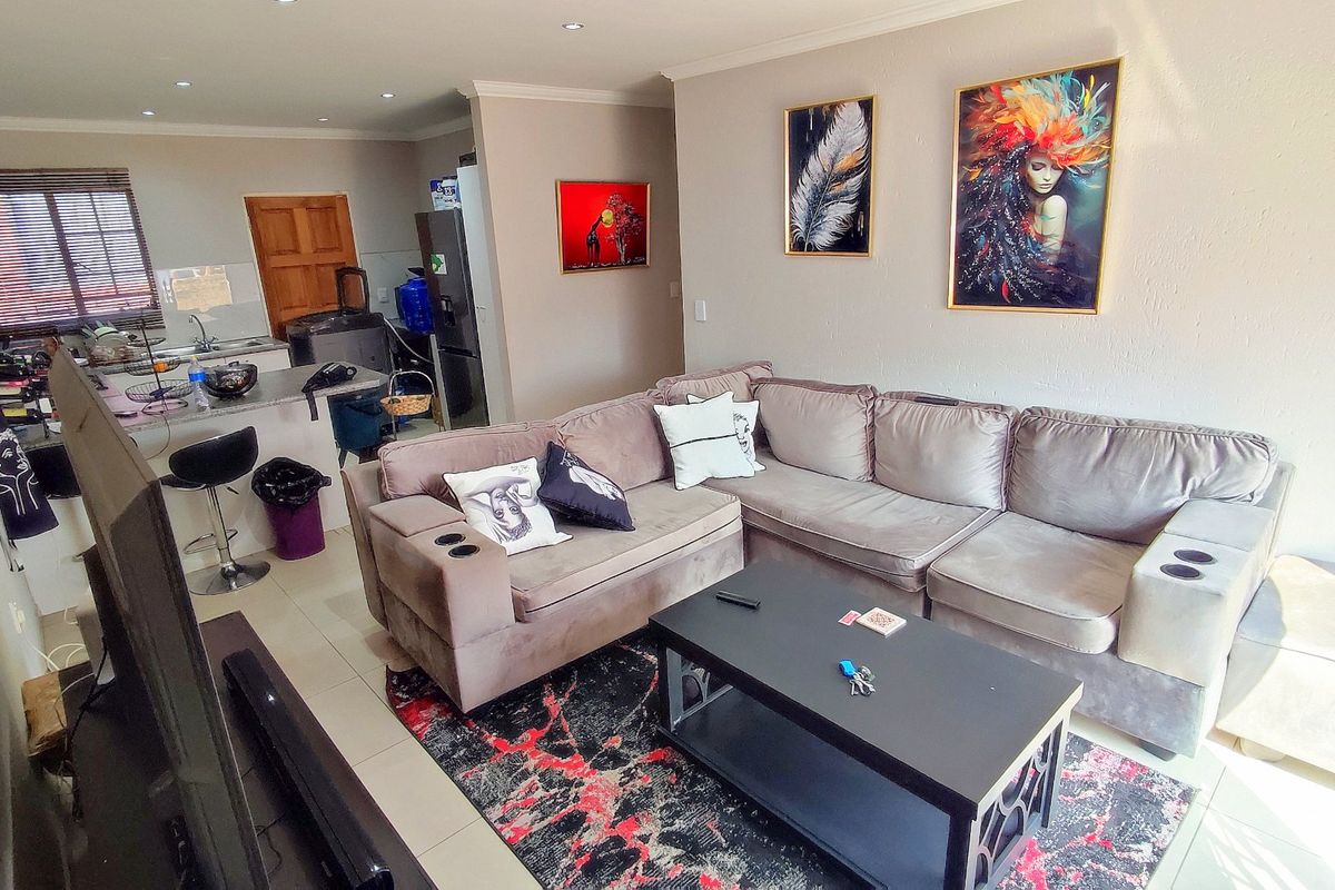 3 Bedroom Townhouse in Heuwelsig Estate - Photo 4