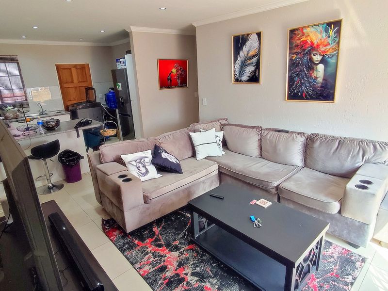 3 Bedroom Townhouse in Heuwelsig Estate - Photo 4