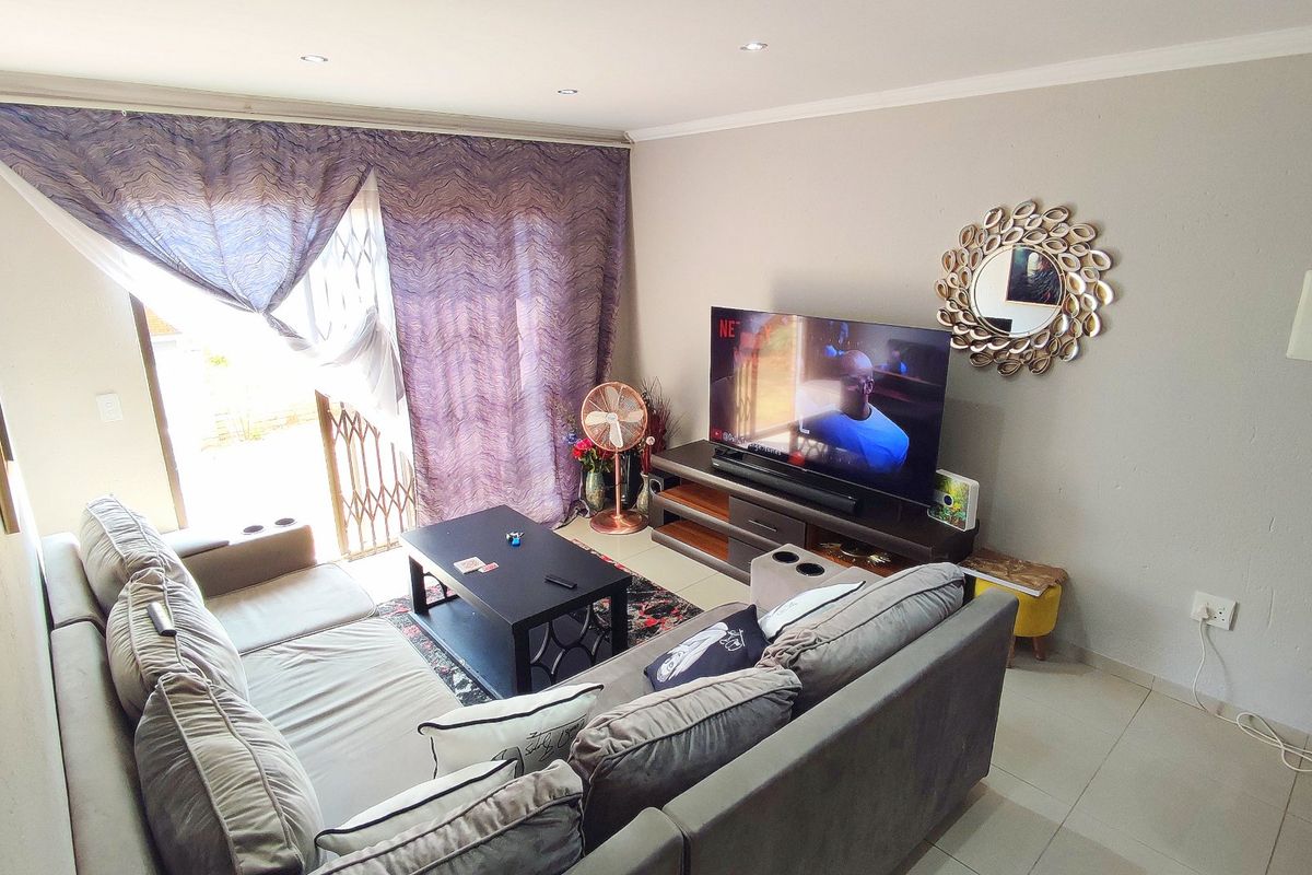 3 Bedroom Townhouse in Heuwelsig Estate - Photo 5