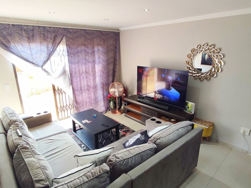 3 Bedroom Townhouse in Heuwelsig Estate - Photo 5