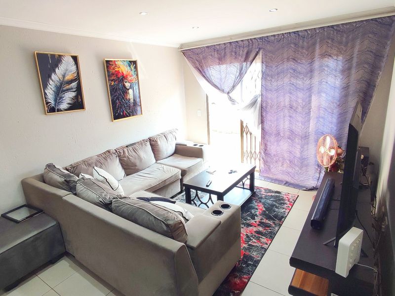 3 Bedroom Townhouse in Heuwelsig Estate - Photo 6