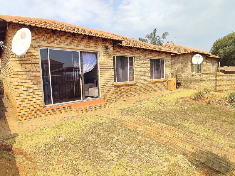 3 Bedroom Townhouse in Heuwelsig Estate - Photo 7