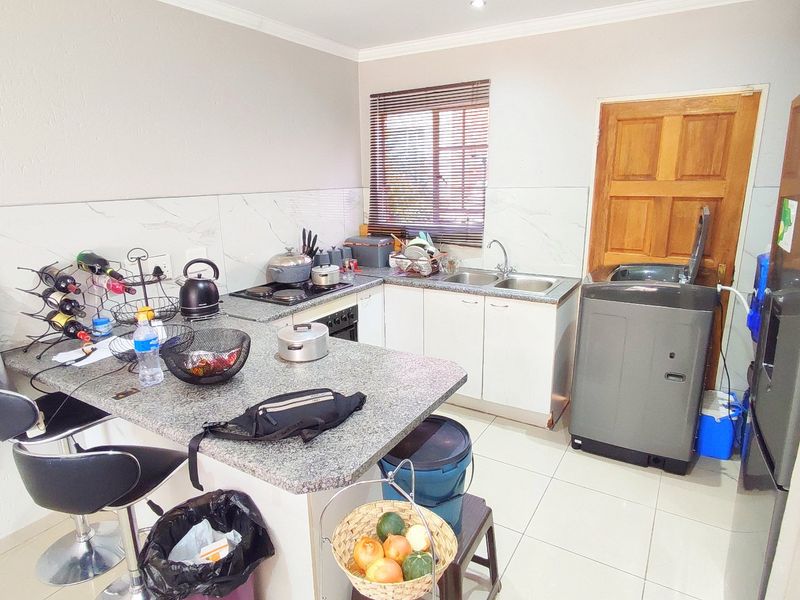 3 Bedroom Townhouse in Heuwelsig Estate - Photo 2