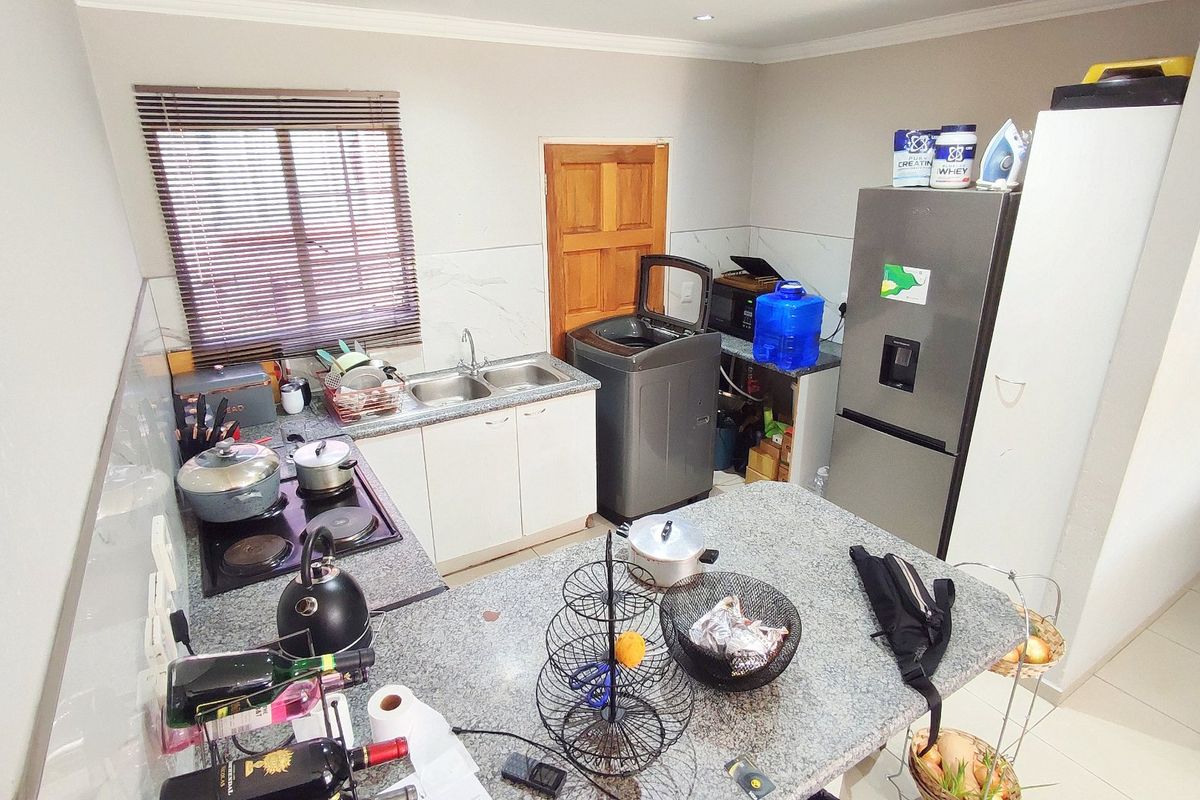 3 Bedroom Townhouse in Heuwelsig Estate - Photo 3