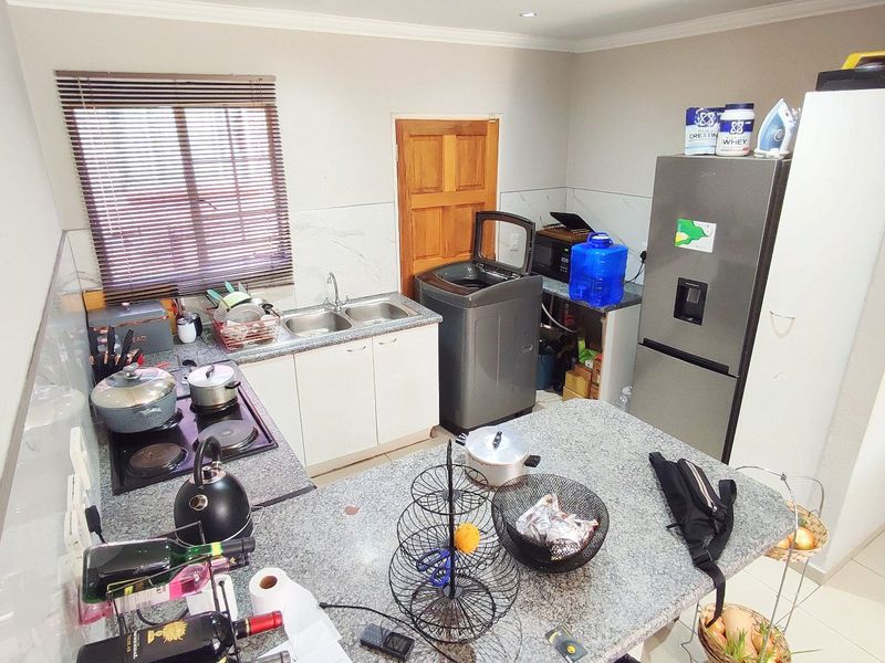 3 Bedroom Townhouse in Heuwelsig Estate - Photo 3