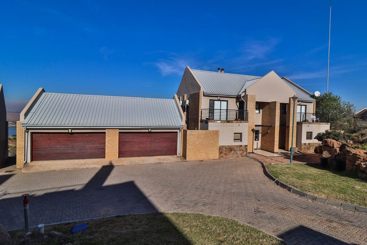 Just pack your bags & move into this home perfect for a weekend breakaway, permanent living or retiring home in Aqua Vista Mountain Estate, Bronkhorstspruit Dam! - Photo 4