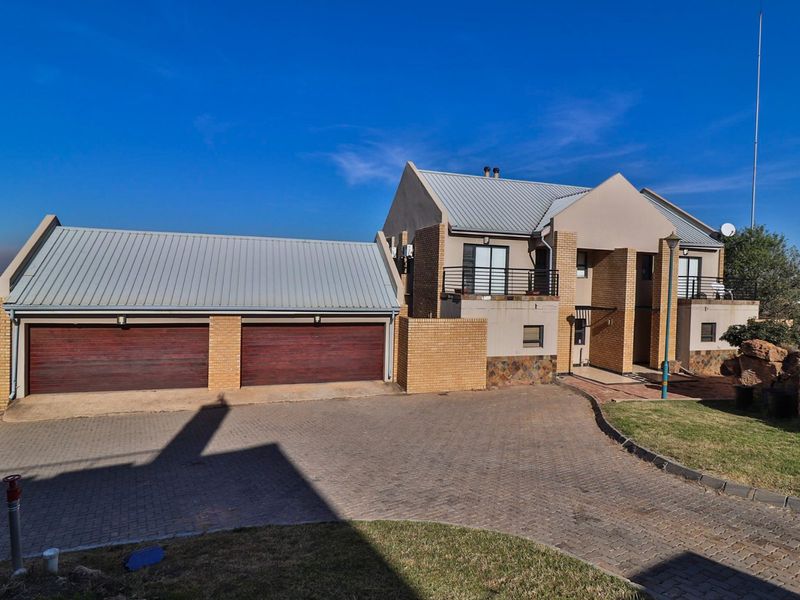 Just pack your bags & move into this home perfect for a weekend breakaway, permanent living or retiring home in Aqua Vista Mountain Estate, Bronkhorstspruit Dam! - Photo 4