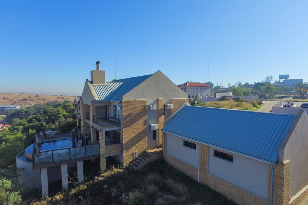 Just pack your bags & move into this home perfect for a weekend breakaway, permanent living or retiring home in Aqua Vista Mountain Estate, Bronkhorstspruit Dam! - Photo 3